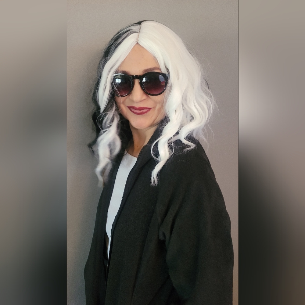 Black and white wavy wig. Cruella wig